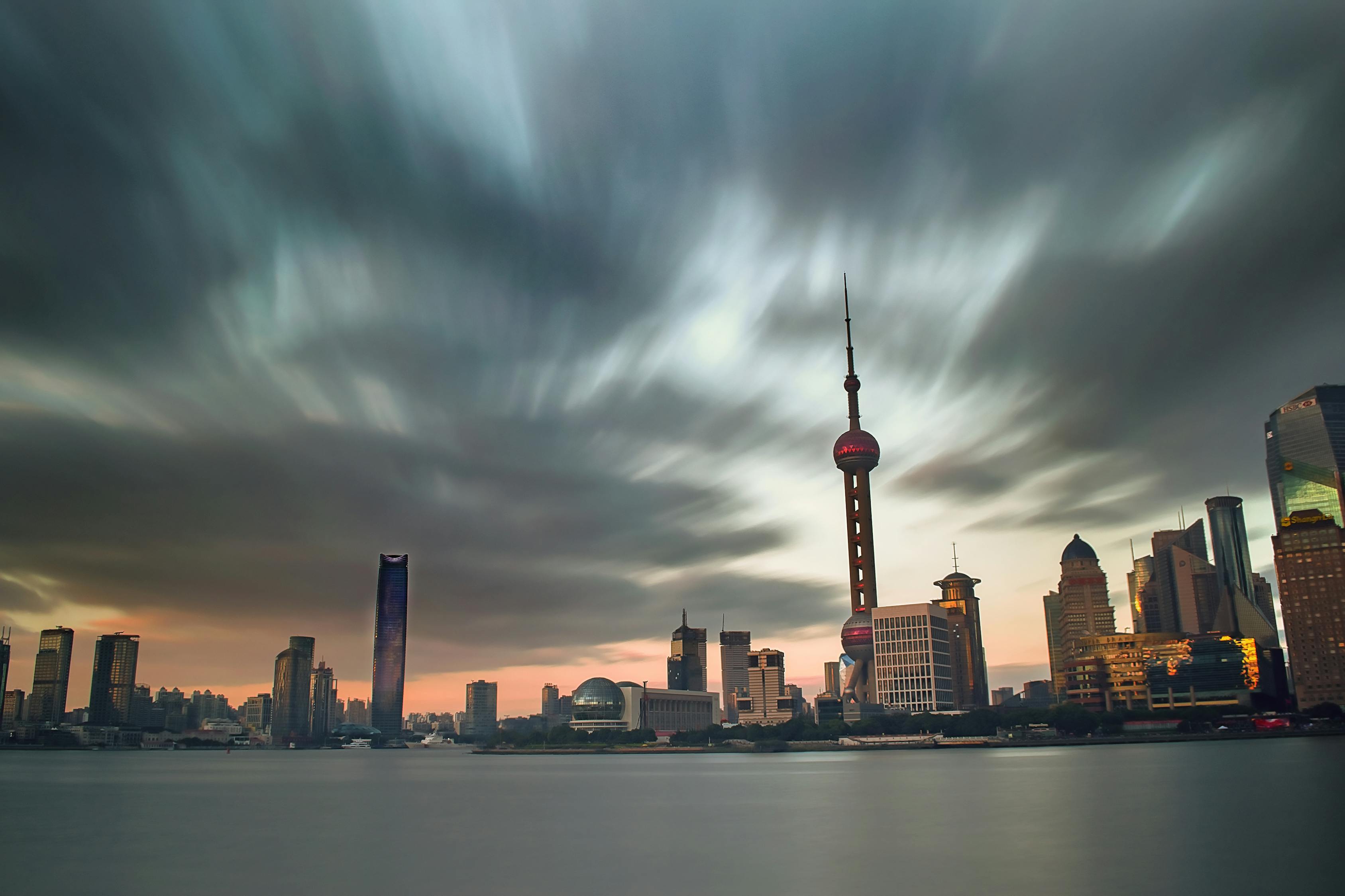 港股市场狂欢，九股涨幅超100%的背后逻辑与解析