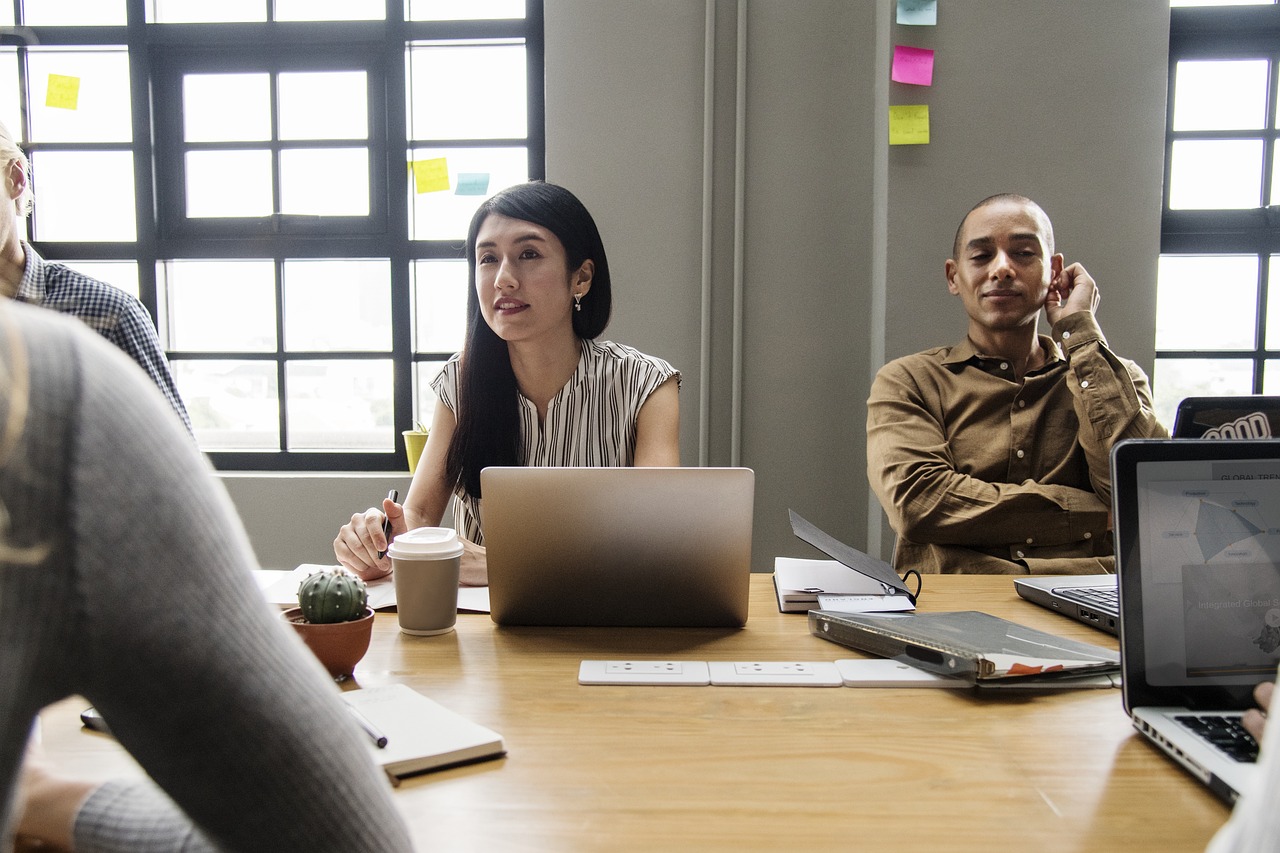 浙大回应家庭困难学生晒旅游照，关注学生需求，倡导积极教育态度